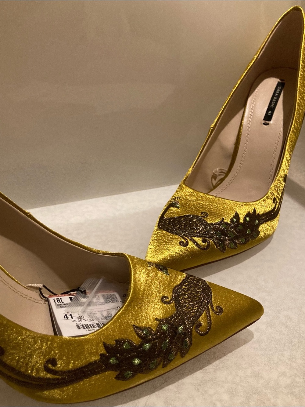 Zara Basic Peacock Embroidered Chartreuse yellow SATIN-EFFECT Pump - Picture 3 of 8